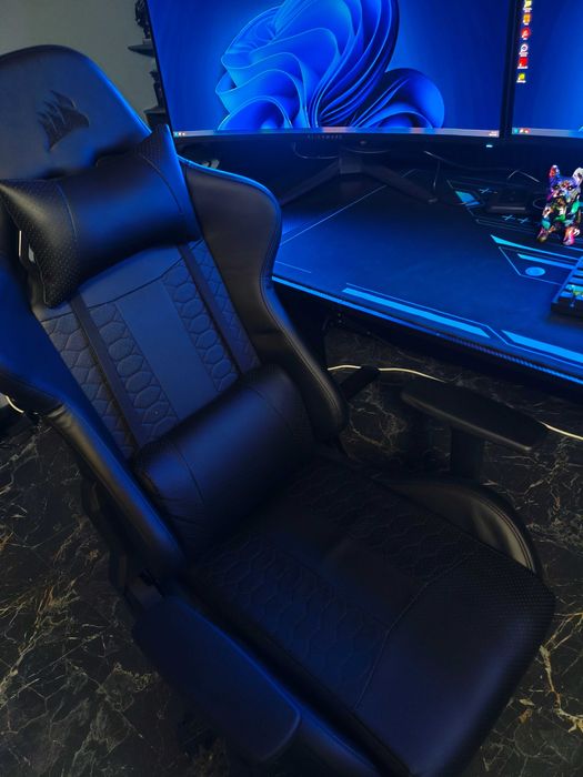 Vând întreg sistemul cu birou, scaun, monitoare și Pc