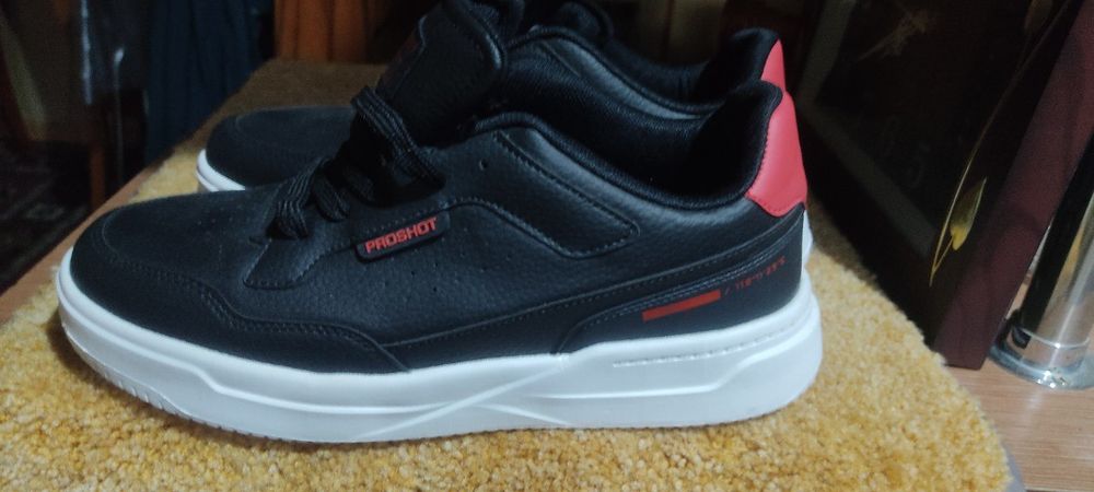 Продаем кроссовки, лоферы , борцовки высокие демесизонные