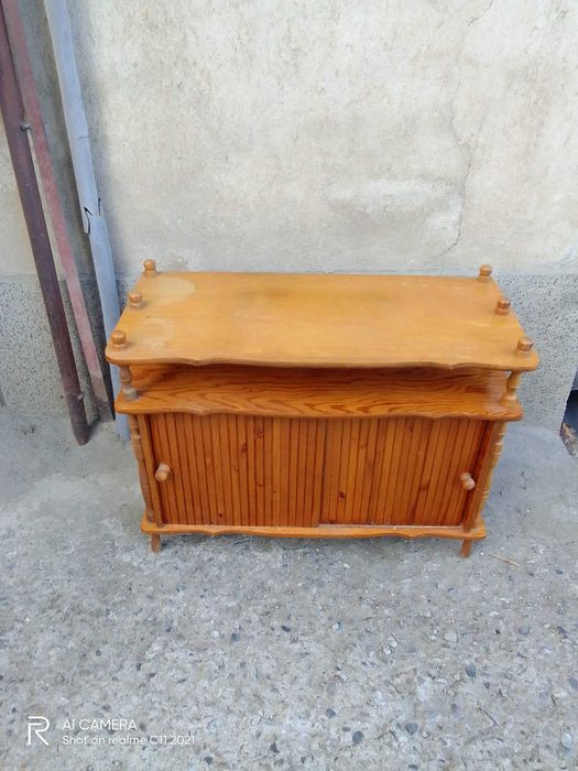 Продава се 2етажерки и шкаф от чам