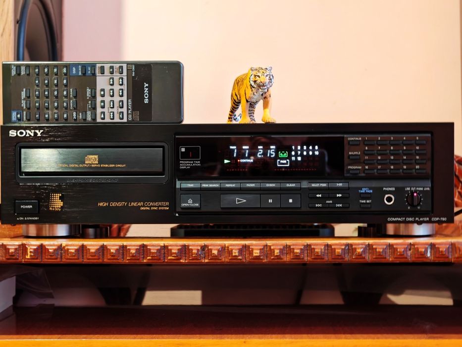 Cd player top. Sony CDP-790. Telecomanda originală. Ca nou. Preț fix !