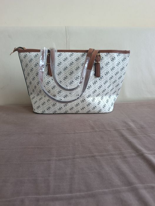 Дамска чанта GUESS