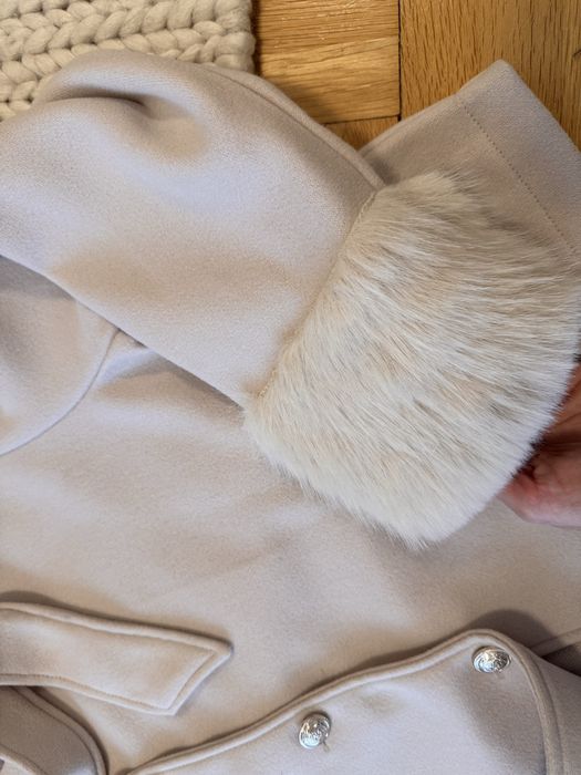 Късо палто с плюшени ръкави