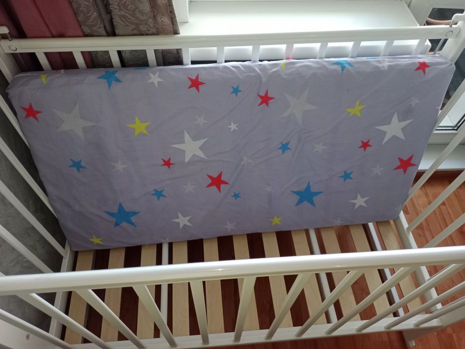 Детская кроватка с бортиками