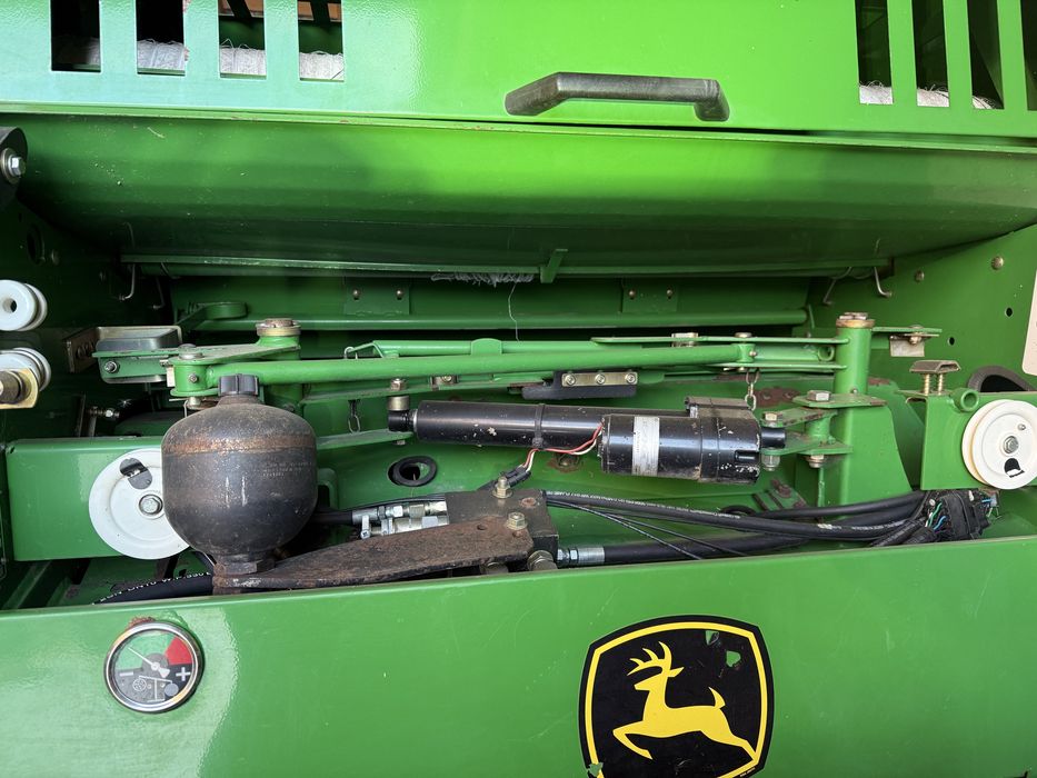 Продам пресс рулонный подборщик John Deere 579