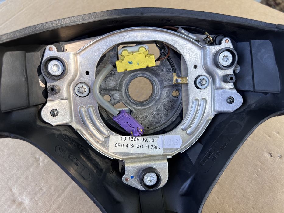 Audi a3 8p перфектен волан като чисто нов.