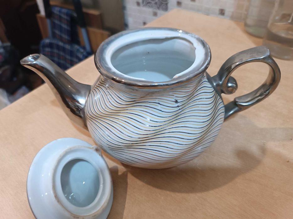 Продам красивый чайник (металлокерамика)