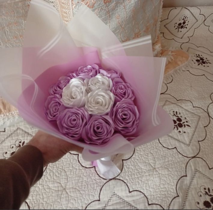 Розы из атласных лент