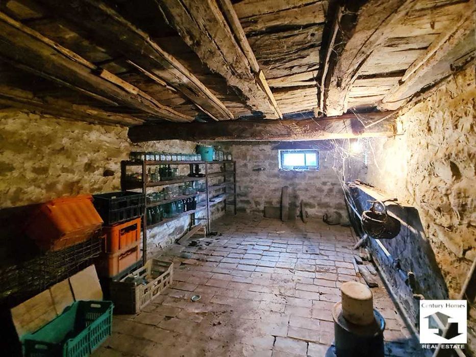 140327 Едноетажна къща с равен двор и кладенец в с. Бутово