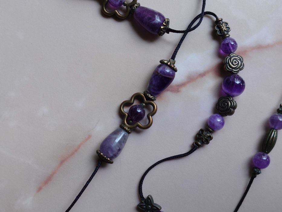 Colier deosebit cu elemente din ametist natural si elemente metalice..