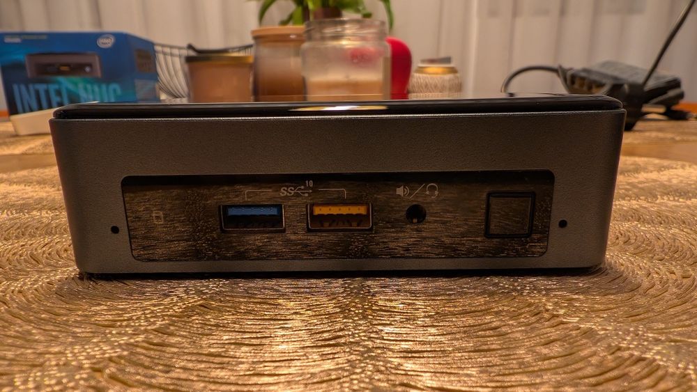 Intel NUC8i5BEH – i5 Gen 8 | 32GB RAM Samsung Dual-Channel | SSD 250GB ADATA Swordfish NVMe impecabil