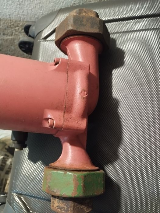 Продавам циркулационна помпа GRUNDFOS UPS 32-60