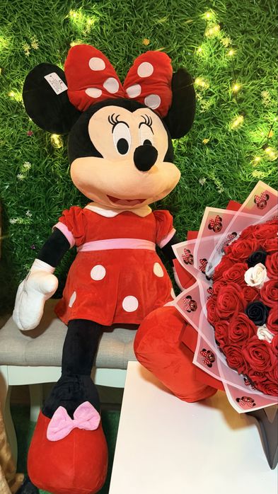 Pachet cadou Minnie Mouse uriașă și buchet 101 trandafiri