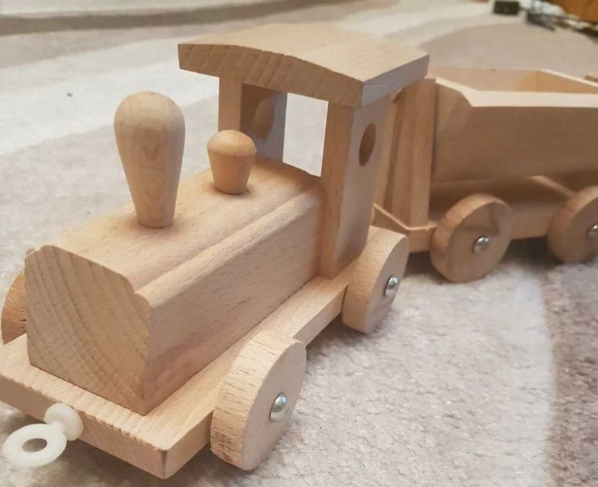 Ръчно направено дървено влакче