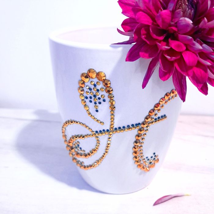 Чаша с инициали от кристални камъчета,  буква по поръчка