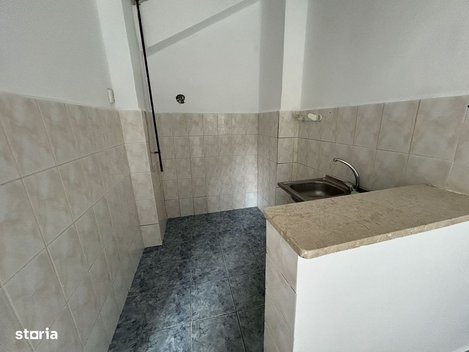 Vand spatiu ultracentral,Revolutiei(Teatru)in curte,parter, st.124 mp.