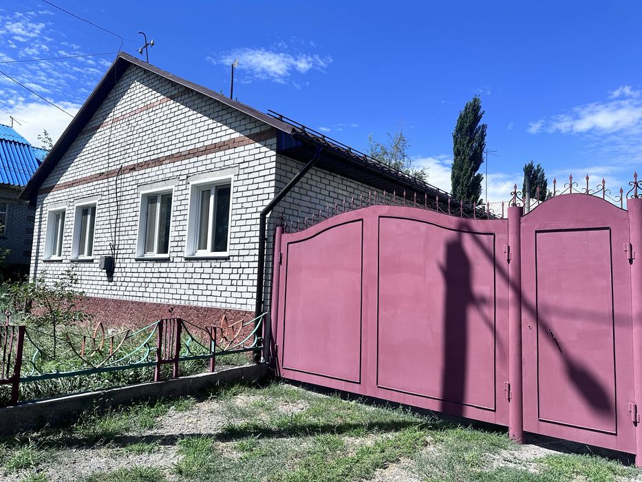 большой кирпичный дом