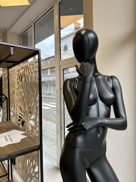 Манекен дама черен мат 6 бр налични