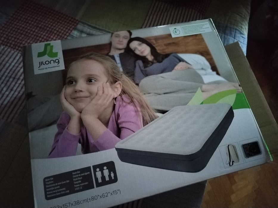 Надуваемо легло с вграден мотор