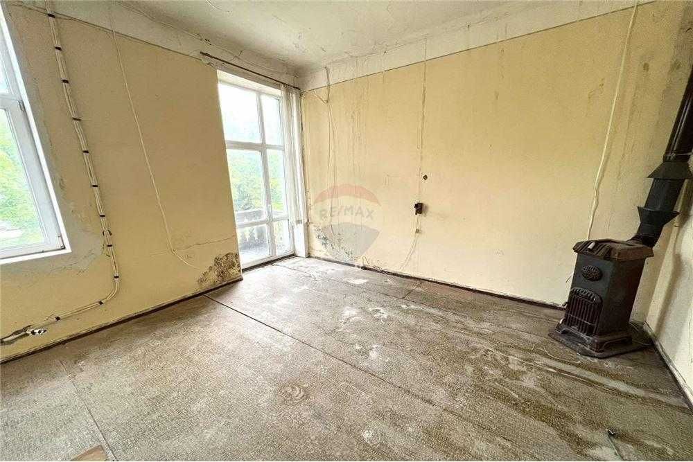 Просторен четиристаен апартамент в центъра на града