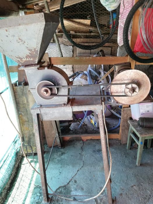 Vand Centeifuga , Butoaie si o moara de cereale.
Centrifuga pentru sto