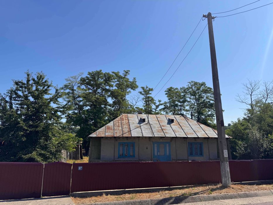 Teren 5300 m² + casă veche locuibilă – Saucenița, com. Văculești