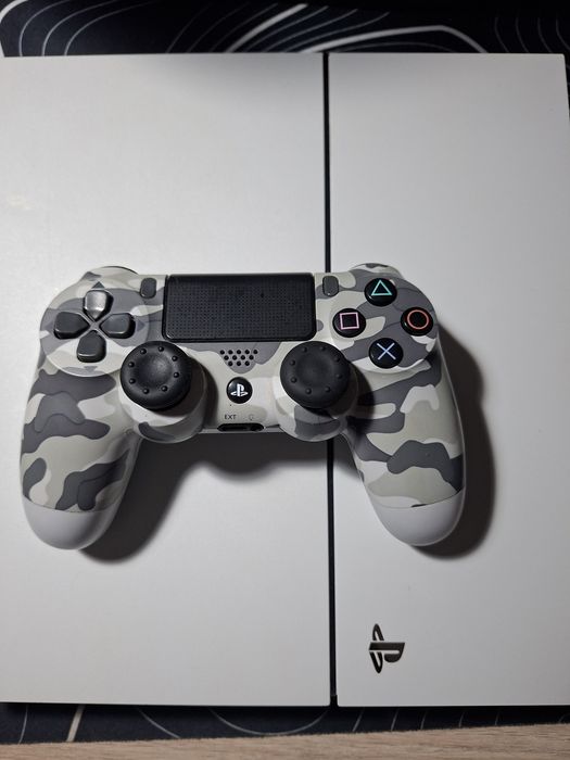 Ps4 1T бял (добавени 500gb) с един joystick  +13 игри