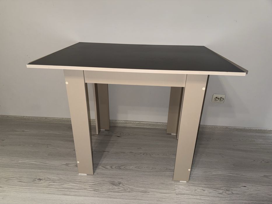 Обеденный стол в идеальном состоянни