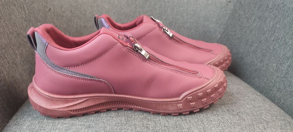 Червени обувки с цип