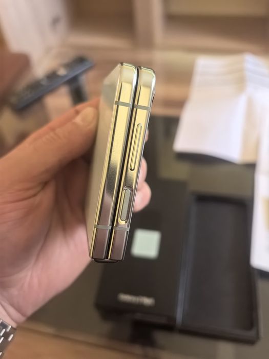 Samsung z flip 5 256G.