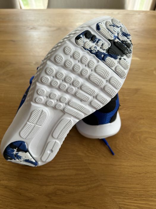 Продавам чисто нови детски маратонки Under Armour Surge 4 - 39 номер
