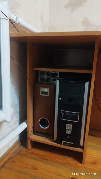 Продам компьютерный стол