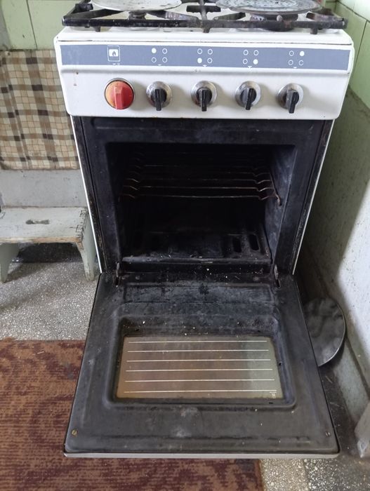 Aragaz vechi cu patru ochiuri și cuptor