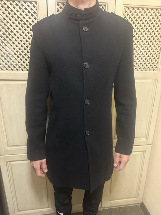 Стилно черно палто с нормални следи от употреба
