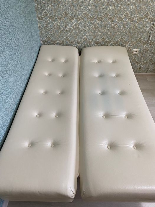 Диван кожанный в отличном состоянии