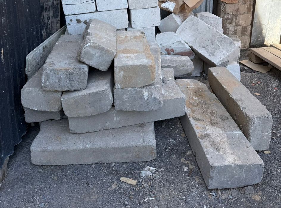 Дорожный бордюр