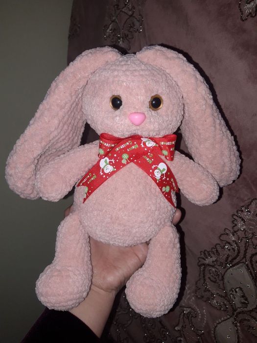 Yumshoq va momiq qo'lda to'qilgan o'yinchoqlar.