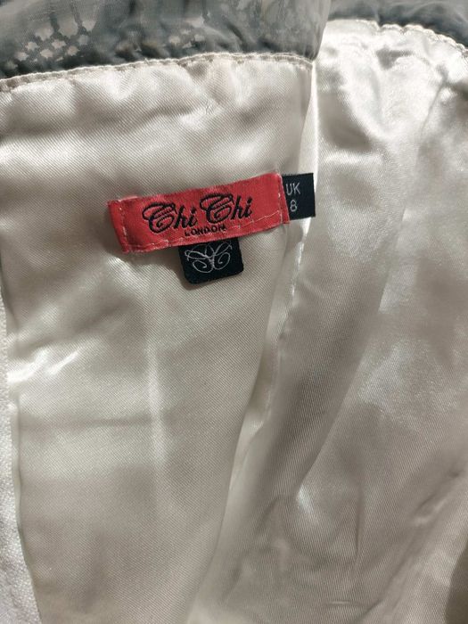 Елегантна,  дантелена рокля на Chi Chi London в бяло и черно.