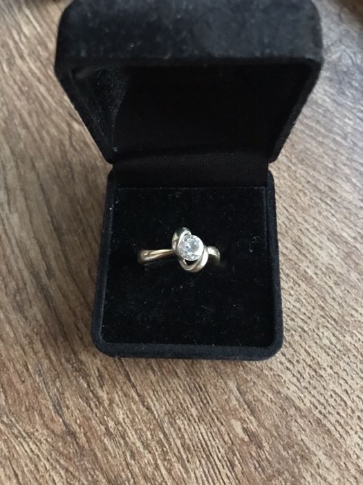 Златен пръстен с камък