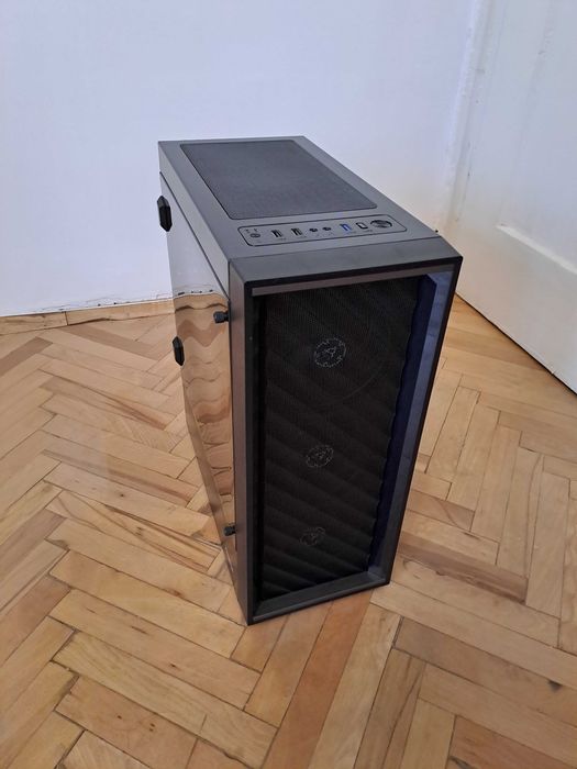 Геймърски компютър с стилен дизайн.