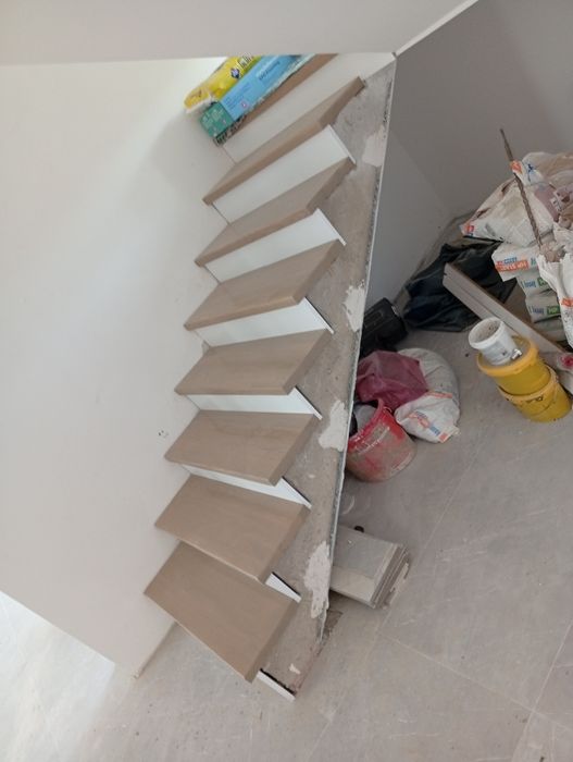 Scara din lemn masiv stratificat .