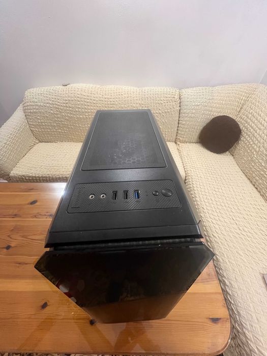 Продавам Компютър