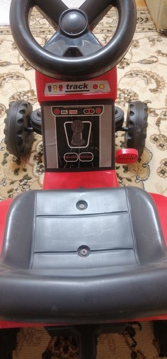 Детский педальный трактор с прицепом