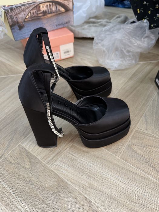 Стильные чёрные туфли на высокой платформе