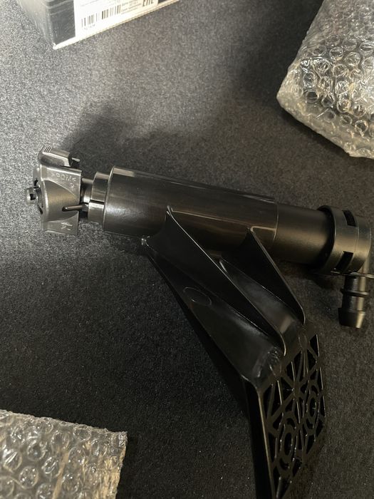 Форсунка омывателя фар правая