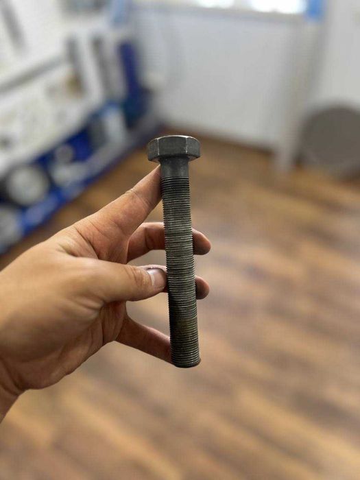 Болт для крепления шкива к коленчатому валу
