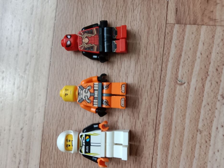 Продаю мини фигурки lego