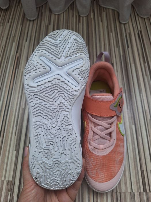 Adidași noi Nike marime 34 (uk2)