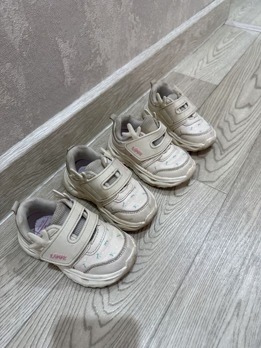 Продаю детские кроссовки