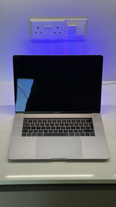 Apple Macbook 15” | Intel i9 2,9 GHz | 32 GB RAM | 512GB SSD | 2018