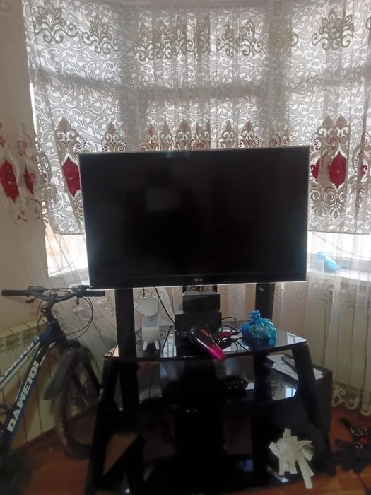 Телевизор срочно продам работает